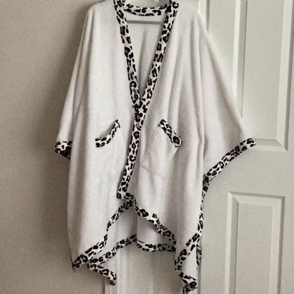plushy loungewear or outdoor wrap OS